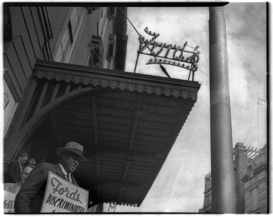Paul Robeson protesting Jim Crow admissions policy at Ford’s Theatre